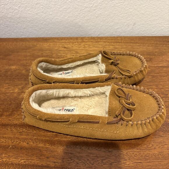 Minnetonka Slippers Youth Size 2 Tan Suede Moccasin Faux Fur Lined Bow 4811 - Picture 2 of 10